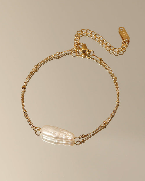 Detalle de pulsera Niebla Barroca con acabado dorado