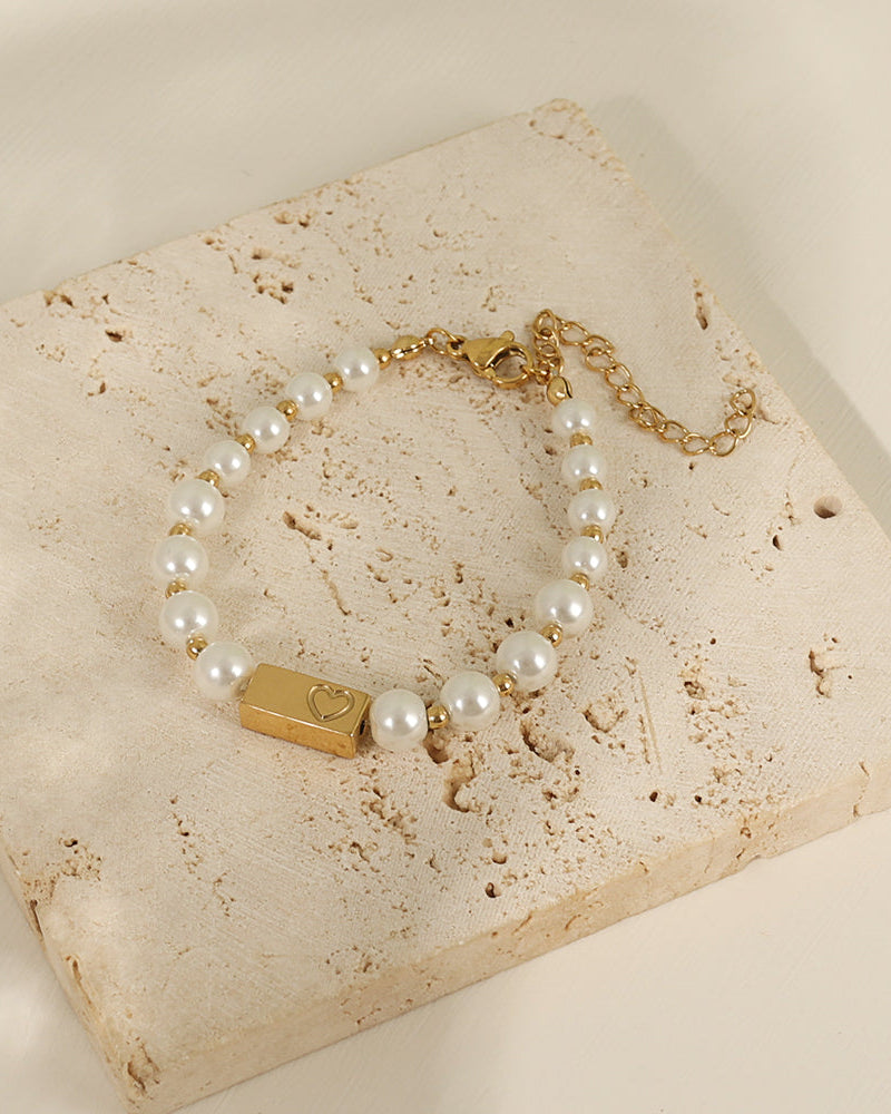 Detalle de pulsera Trenza Nacarada con acabado dorado