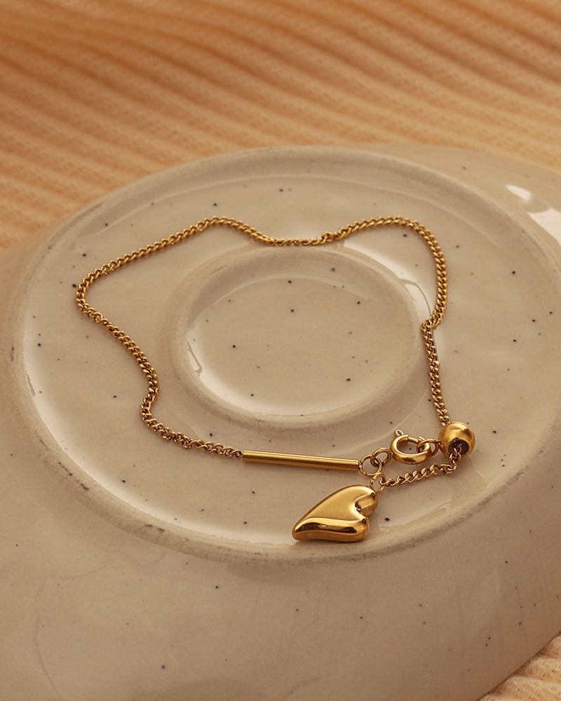Detalle de pulsera Latido Dorado con acabado dorado