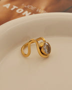Detalle de anillo Brisa con acabado dorado