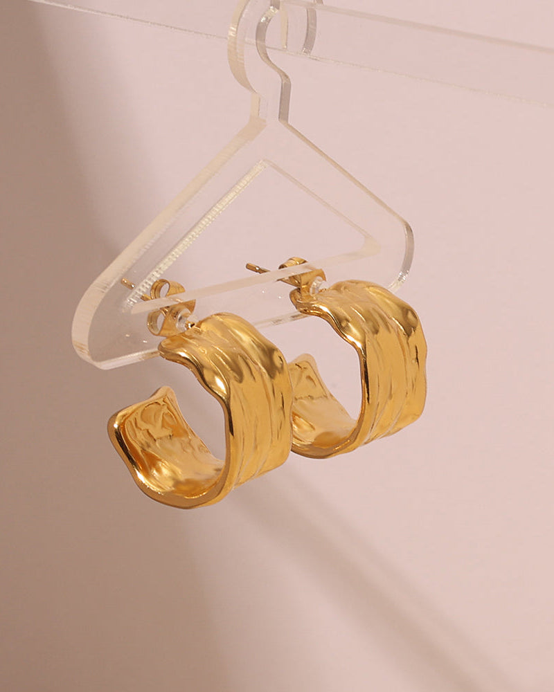 Detalle de aretes Rocío con acabado dorado