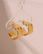 Detalle de aretes Rocío con acabado dorado