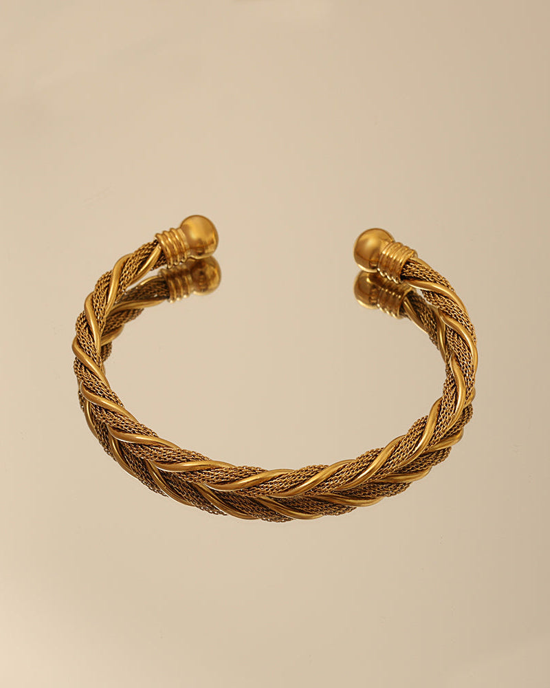 Detalle de pulsera Trenza Dorada con acabado dorado