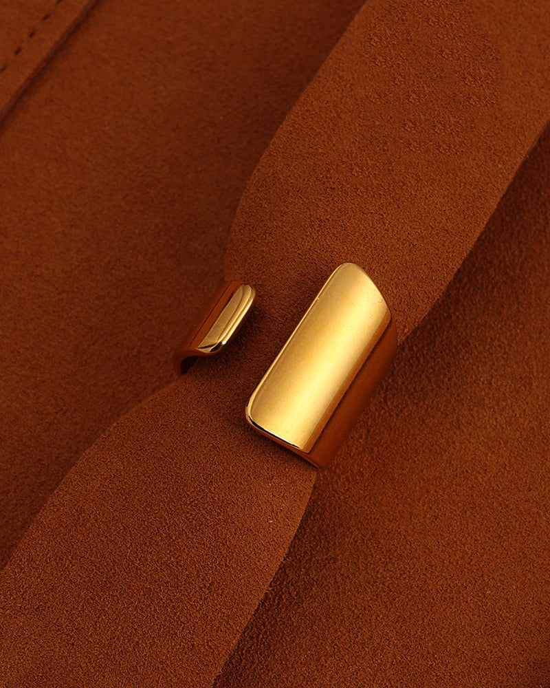 Detalle de anillo Pulso con acabado dorado