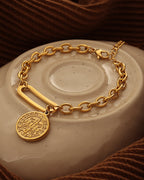 Detalle de pulsera Medallón del Alba con acabado dorado