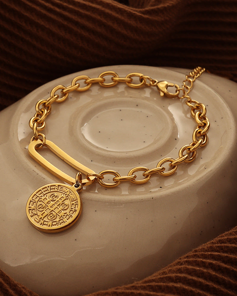 Detalle de pulsera Medallón del Alba con acabado dorado