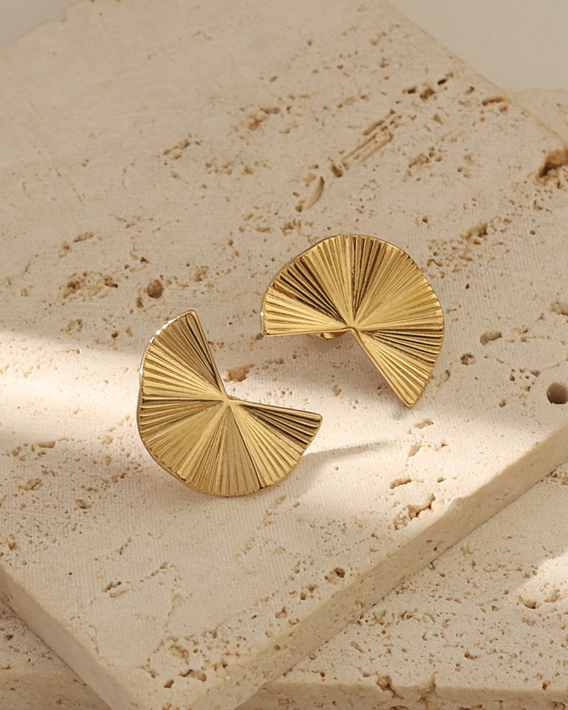 Detalle de aretes Elipse con acabado dorado