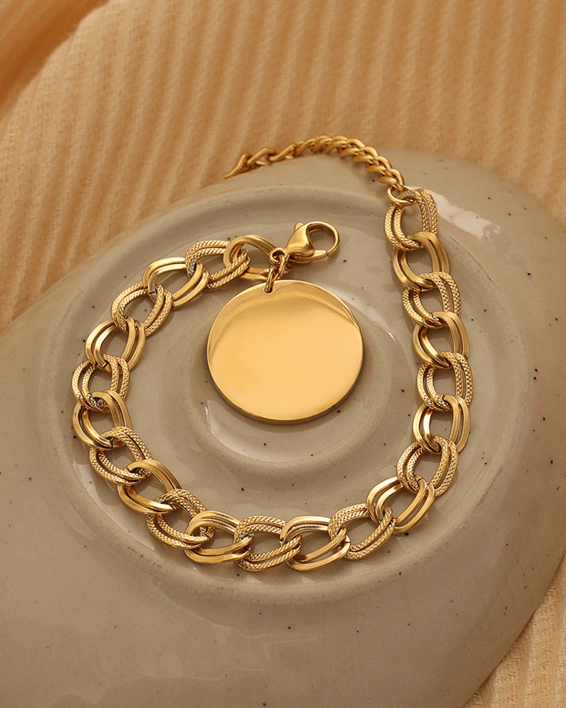Detalle de pulsera Eslabón Radiante con acabado dorado
