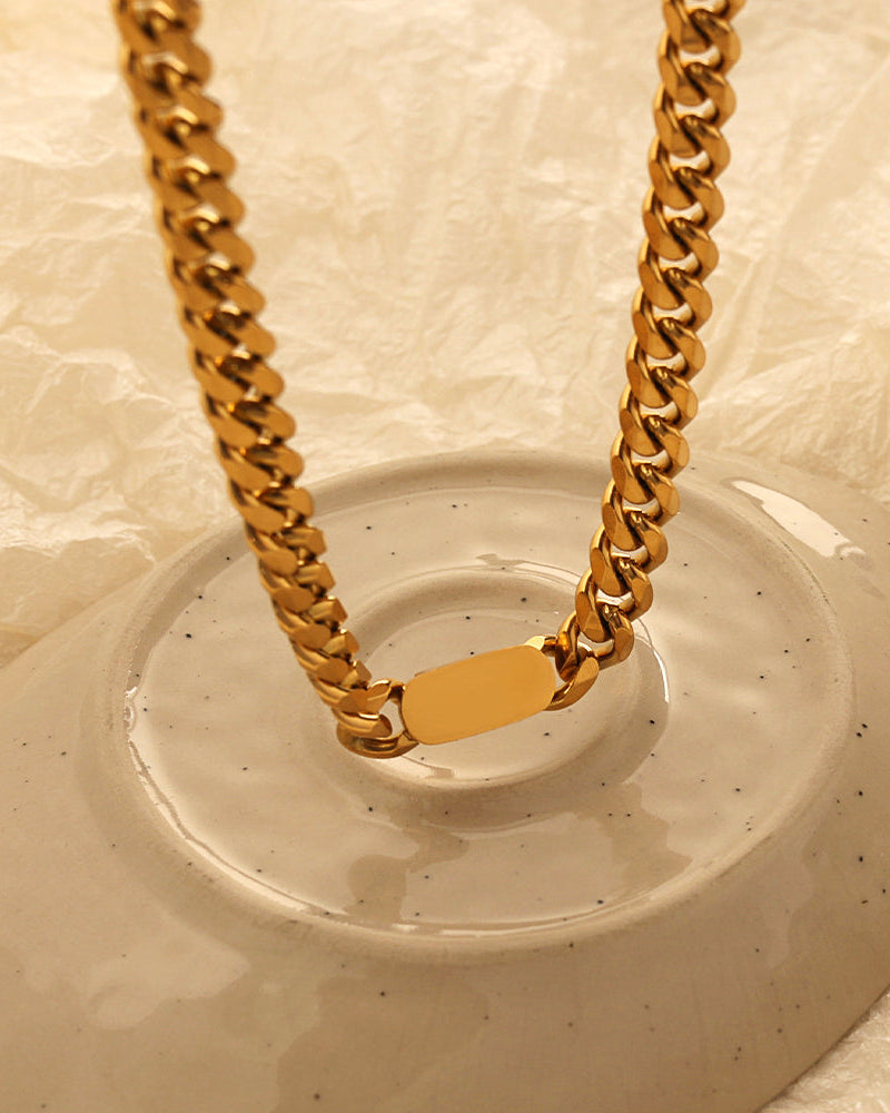 Detalle de collar Eslabón Dorado con acabado dorado