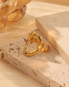 Detalle de anillo Saturno con acabado dorado