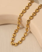 Detalle de collar Centauro con acabado dorado
