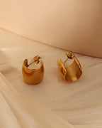 Detalle de aretes Solar con acabado dorado