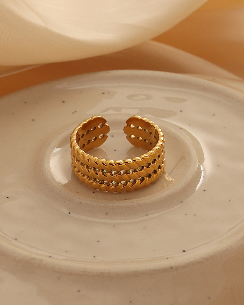 Detalle de anillo Destello con acabado dorado