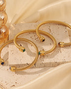 Detalle de pulsera Aura con acabado dorado