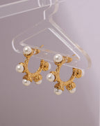 Detalle de aretes Perla con acabado dorado
