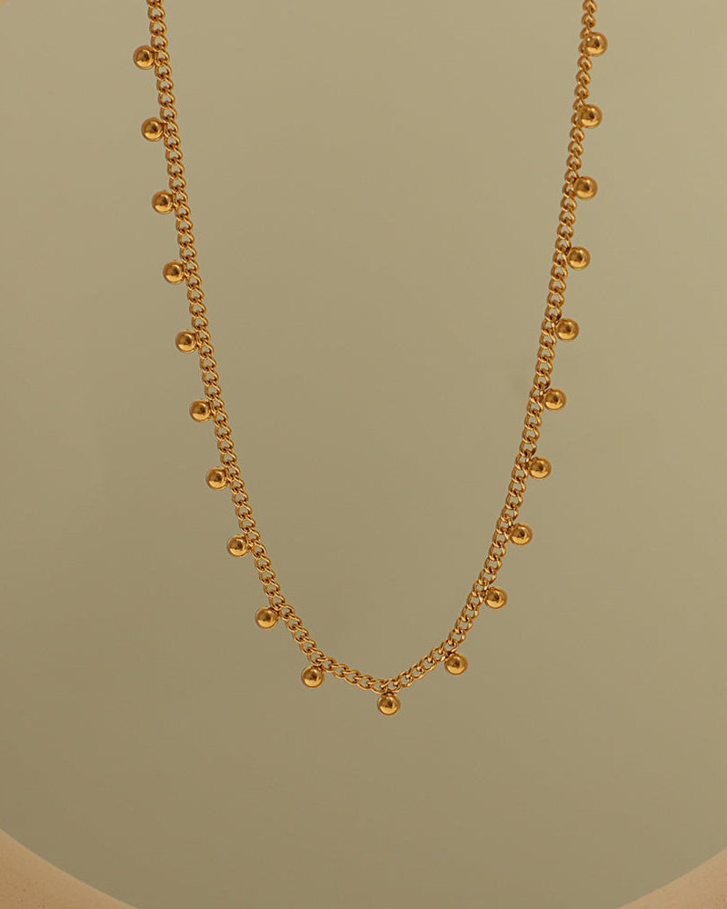 Detalle de collar Lluvia Dorada con acabado dorado