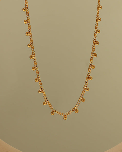 Detalle de collar Lluvia Dorada con acabado dorado