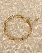 Detalle de pulsera Enlace Solar con acabado dorado