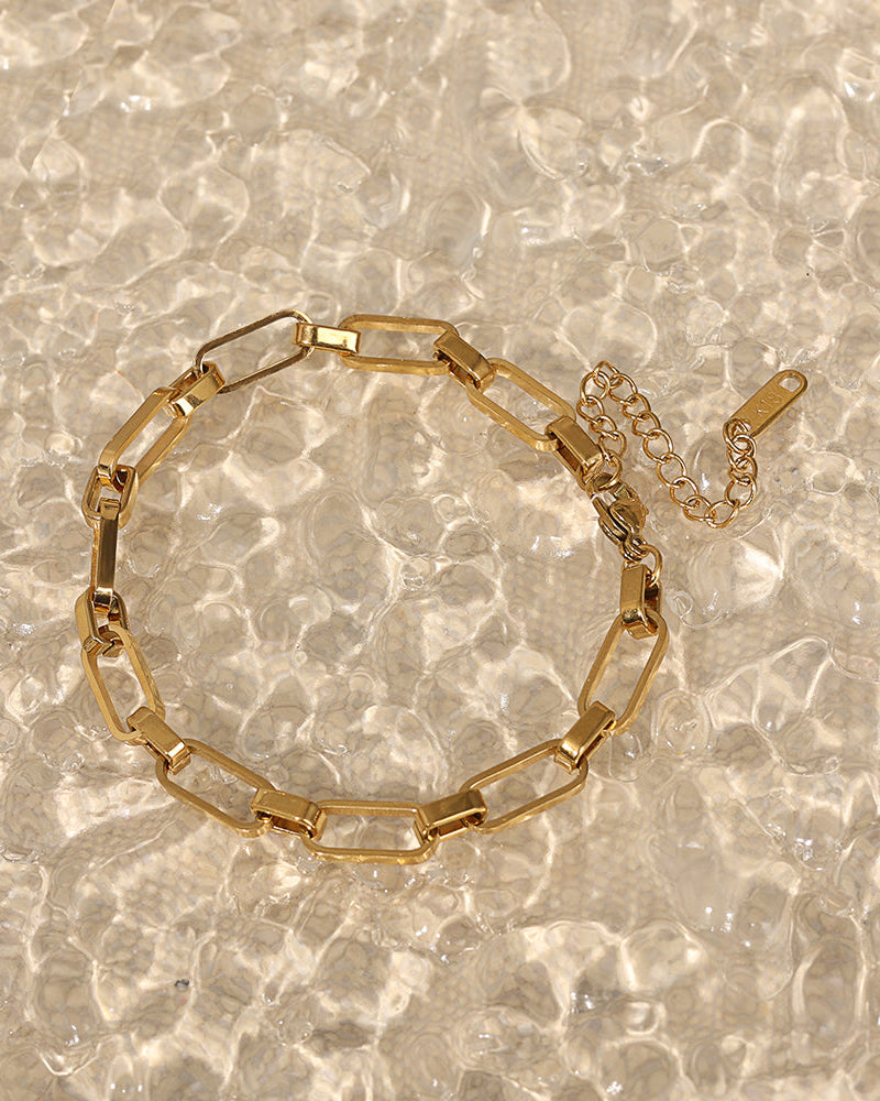 Detalle de pulsera Enlace Solar con acabado dorado