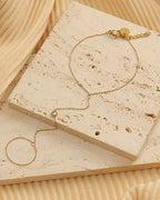 Detalle de pulsera Enlace de Luz con acabado dorado