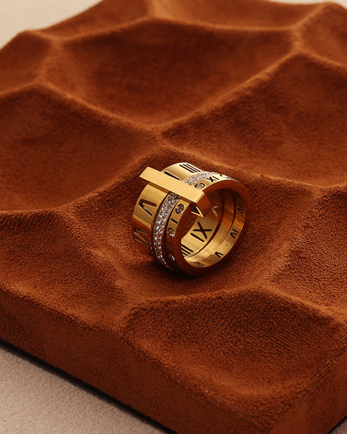 Detalle de anillo Imperio con acabado dorado