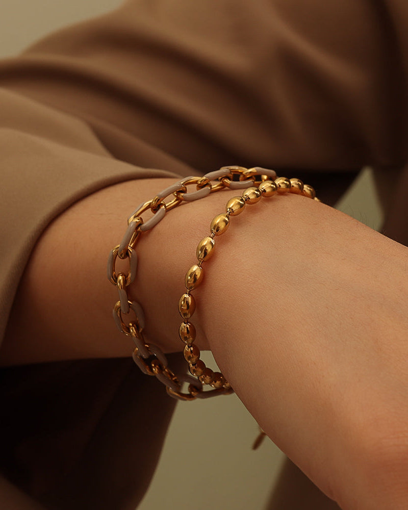 Detalle de pulsera Constelación Esmaltada con acabado dorado