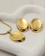 Detalle de collar Espejo del Alba con acabado dorado
