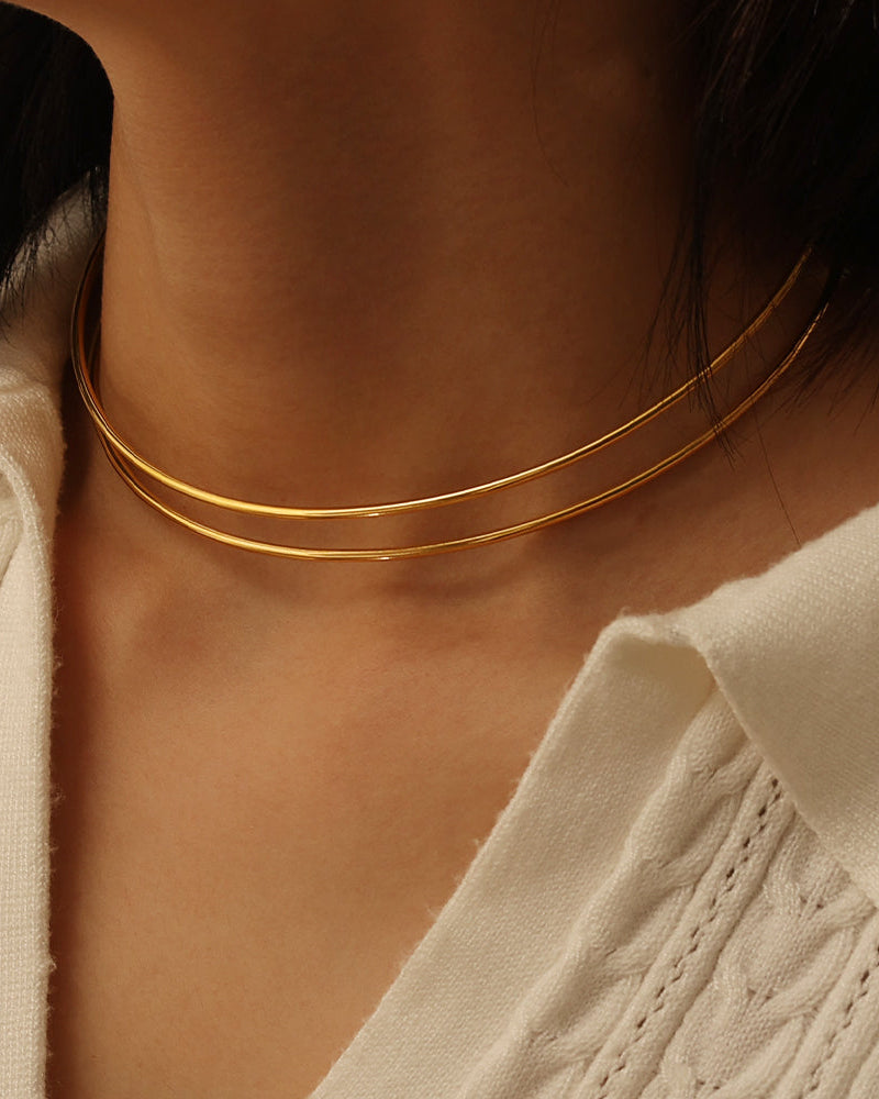 Detalle de collar Doble Halo con acabado dorado