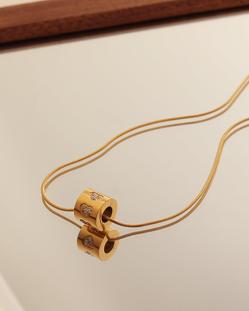 Detalle de collar Aquarius con acabado dorado