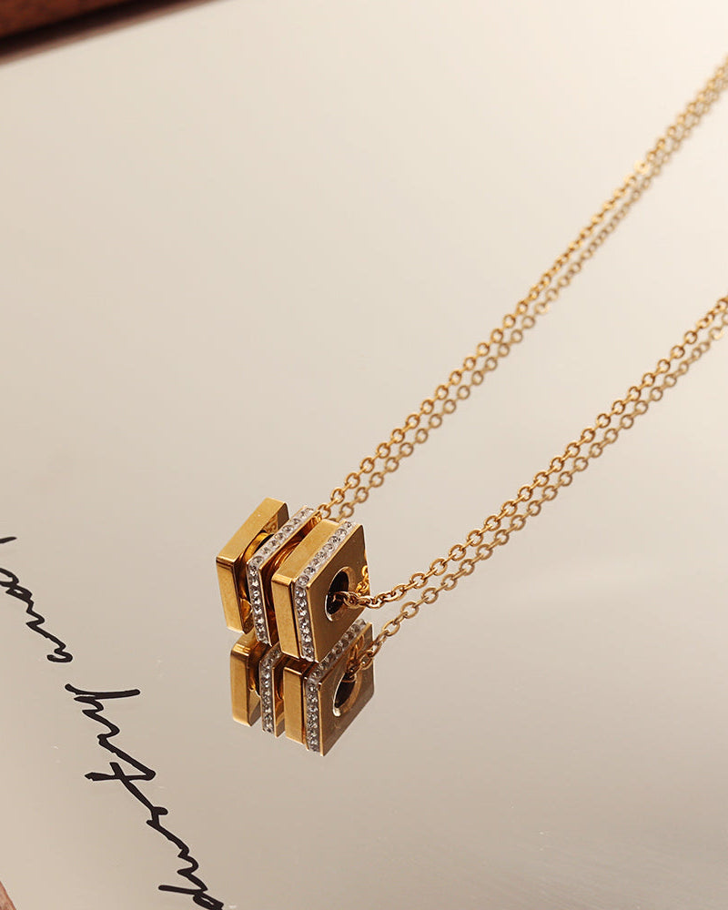 Detalle de collar Aries con acabado dorado