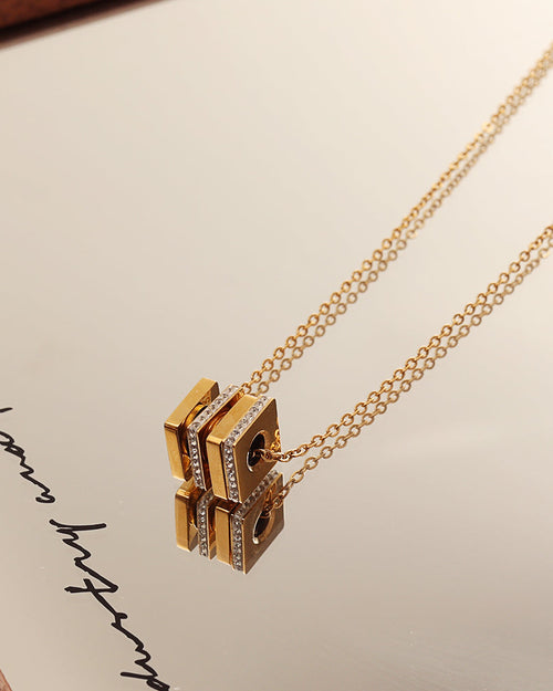 Detalle de collar Aries con acabado dorado